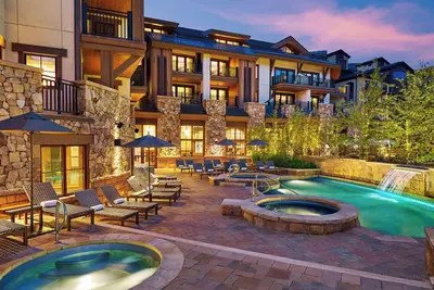 Image de 5 Star Hotel with Amenities Galore + Ski In/Out Base Camp - Vail Village Location