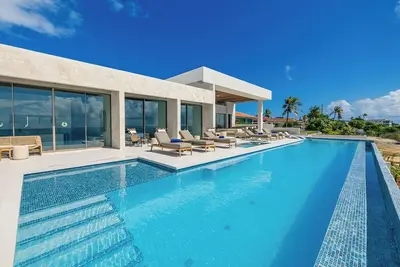 Image de New Modern Luxury BeachFront with Infinity Pool