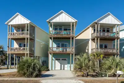 Image de 500ft from Beach -- Kid features -- King Bed -- SmartTVs