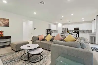 Image de Modern 4br|Fully furnished|Spacious Backyard|Pets Okay|Garage Access #41559