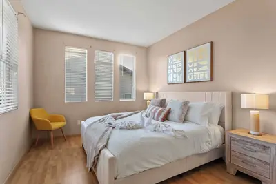 Image de Charming 5b3b|Spacious Backyard|3-Car Garage|Flex-Lease|Fully Furnished #42084