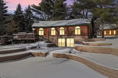 Image de Updated Lakeside Log Cabin w\/Firepit, King Bed, Game Room, Scenic Relaxation