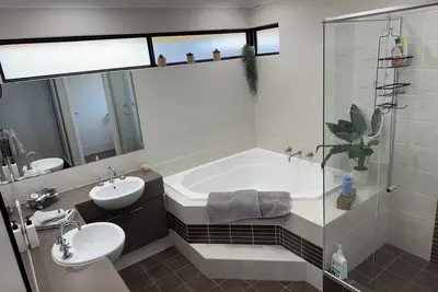Image de Busselton Coastal Retreat - Modern 4 x 2 Open Plan House Near Geographe Bay