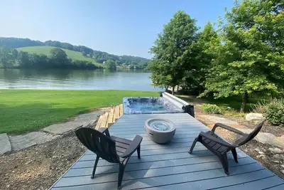 Image de Lakefront Retreat at Watts Bar - Private Dock - Hot Tub