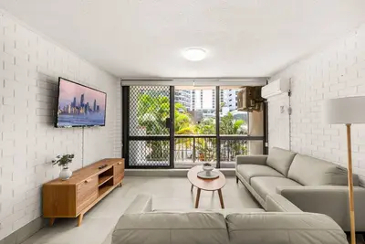 Image de Vibrant 1-Bed Apartment 50 meters to the Beach