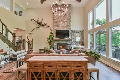 Image de The Gem: Gated Luxury Mtn Home - Hot Tub/Sauna/Basketball/Ev Charger/Hiking