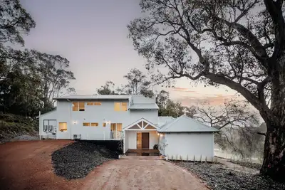 Image de The Vintners: Where luxury meets nature, five master suites & spacious living