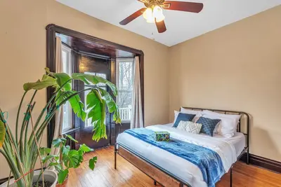 Image de Chic 3-bedroom Stl Townhome - fitness room, spa, wifi, deck