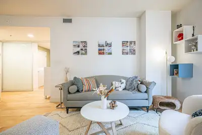 Image de Chic City Getaway in the Heart of Urban Lansing - A Perfect Escape Awaits #41904