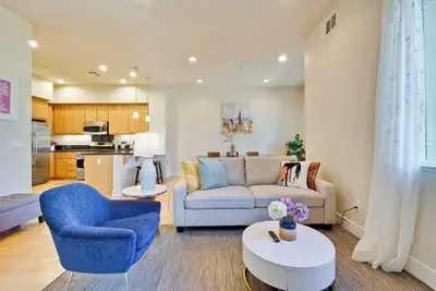 Image de Charming Upscale Townhouse Retreat on Klamath Lane: Perfect Getaway #41895