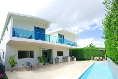 4-bedroom villa in enchanting Punta Cana, Only 1 mile from airport and bea