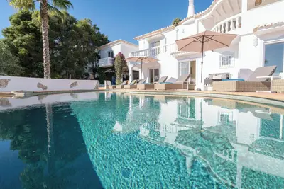 Image de Fantastic 6 bedroom villa with private pool, beautiful garden and sea views.
