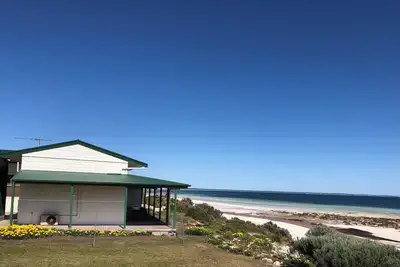 Image de Cordelia and the Gull. Perfect, right on the beach, no road between you and sea.