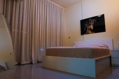 Image de Stylish 1-Bedroom Apartment in Prime Location Furnished with Top Amenities.