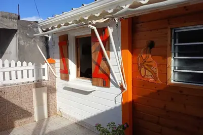 Image de maison de campagne, pas trop loin de la mer et de la rivière