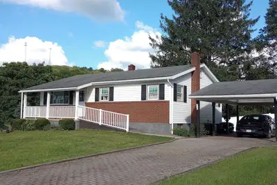 Image de Romantic\/family-friendly 3-bedroom home with fireplaces, central Ac, and WiFi