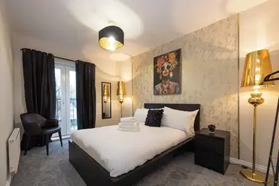 Image de SandyCroft- Free Secure Parking, close to tram stop and close to the Airport