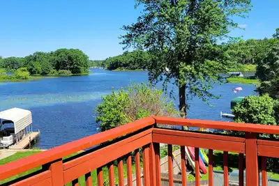 Image de Charming 1450sqft Upstairs duplex on lobdell lk with amazing sunset views.