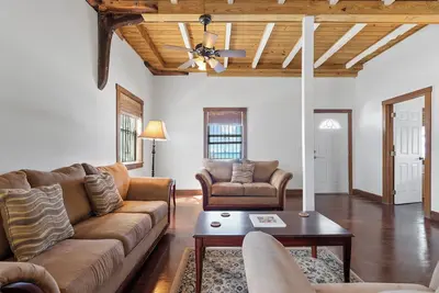 Image de Charming Sunnyside Cottage with Sunset views from the veranda!