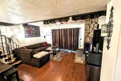 Image de Cozy & Stylish Townhouse with Spa | Walk to Snow Summit Ski Resort