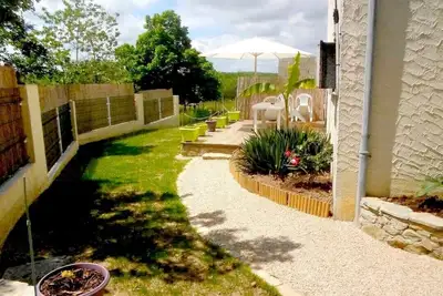 Image de Le Clos du Mûrier est située à la campagne dans un lieu calme est agréable.