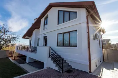 Image de 7mins-Tbilisi Mall/19mins-Jvari Monastery. \nFab and cosy home with swimming pool!