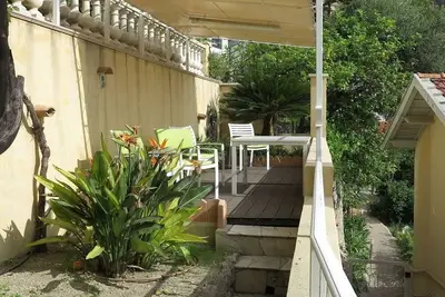 Image de Magnifique appartement vue mer, avec terrasse & parking privés dans une villa.