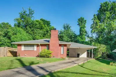 Image de Inviting Vicksburg Home w/ Patio + Charcoal Grill!