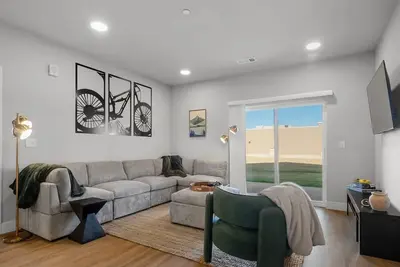 Image de Bike Inspired Apt, 2 King Br/2ba near Uark, Trails, Amp & Top Golf + Heated Pool & Pinnacle Hills