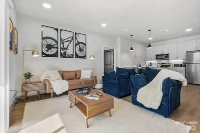 Image de Chic 2br/2ba Apt. Near Uark, Trails, Amp & Top Golf + Heated Pool + Workspace