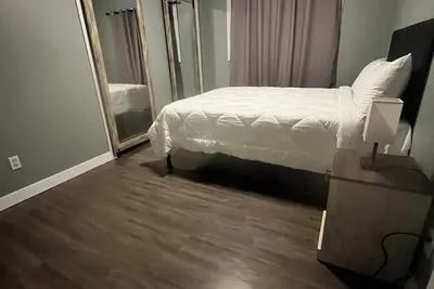 Image de Welcoming 3-bedroom house with WiFi in Edmonton and smart tv per room. \n