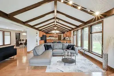 Image de Spacious~Bright~3br~Pool~Foosball~Sauna
