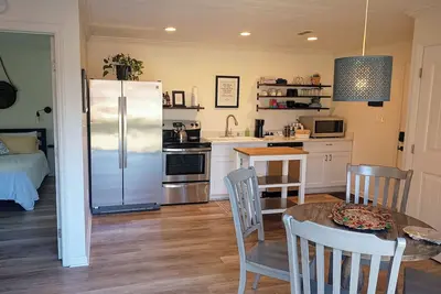 Image de 15 minutes from the Nashville scene; enjoy our quiet suite for 2 or group of 4!