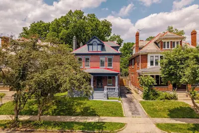 Image de Newly Renovated Large Home, Centrally Located & Parking Included! Pets Welcome!