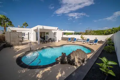 Image de Villa Solace Blanca | Playa Blanca | Stylish Comfort | Prime Location | Heated Pool | Your Perfect Lanzarote Retreat