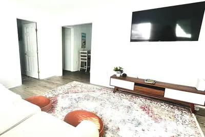 Image de Charming 3-bedroom House with Hot Tub and WiFi 1 mile from the beach.