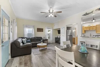 Image de 2br House/10 Min Walk to Pier!