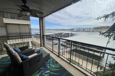 Image de Spacious 2-Bedroom Condo Near It All – Perfect Location!