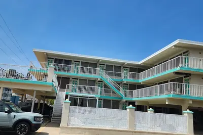 Image de Cozy condo with a Pool, Ac, and WiFi. One block from boardwalk and beach!