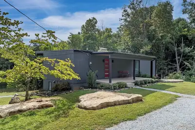 Image de Modern, private 3 bedroom 3 bath retreat in the heart of bourbon country.