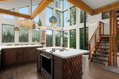Image de Yeti Chalet - Brand New Ski Mountain Vacation Rental Home