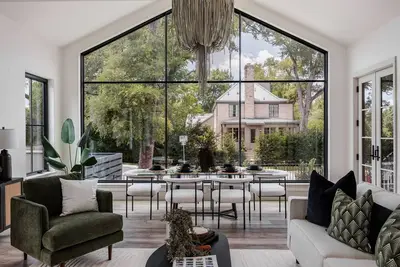 Image de 4-Br, 4. 5-Baths Home w\/ Pool in Prime Austin | Tx