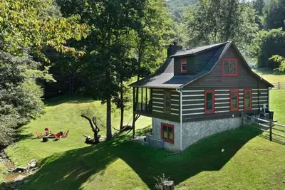 Image de Valle Creek Cabin - Hot tub, pool table, fire pit, creek, screened porch.