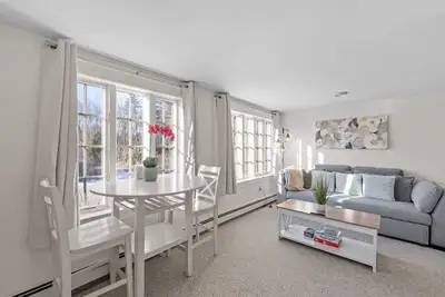 Image de Historic 2nd-Floor Retreat with Modern Comforts