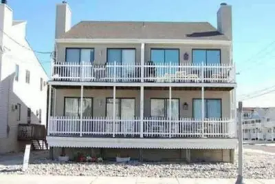 Image de 4 Bedrooms, Great open decks, within walking distance to beach and promanade!
