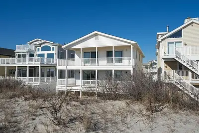 Image de Beach Front Getaway- Unbeatable Location!