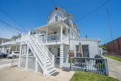Image de Completely Renovated Beach Bungalow 2 Blocks from the Beach!