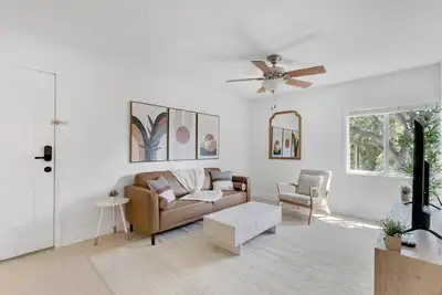 Image de Cozy King suite Near Bayshore | Pool, Gym, & more!