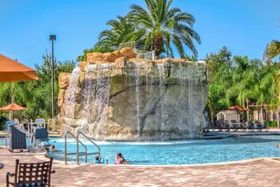 Image de Luxury Meets Convenience: Stay Close to Disney in a Stunning Studio