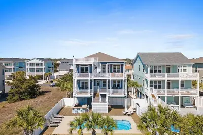 Image de 22% Price Reduction 7-28-8/2 -\"Shrimply The Best\" 5 Bedroom 5 Bath w/ A Private Pool!